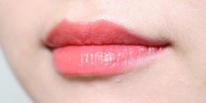 Xăm môi màu hồng cam được nhiều cô nàng trẻ tuổi lựa chọn