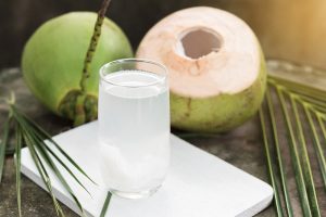 Giải đáp xăm môi uống nước dừa được không