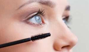Nên ưu tiên chọn những loại mascara lâu trôi, chống nước