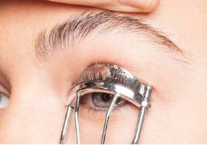 Hãy mua những dụng cụ bấm mi tốt, có miếng đệm mềm và cố định