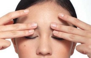 Thoa kem dưỡng mắt cũng là một cách chữa sụp mí hữu hiệu