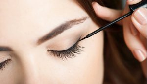 Kẻ mắt là một trong những bước tramg điểm được nhiều người ưa thích
