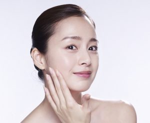Đôi má phúng phính, đầy đặn chính giúp khuôn mặt tươi tắn, trẻ trung hơn