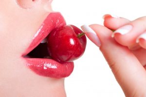 Bờ môi căng mọng, gợi cảm là niềm ao ước của nhiều chị em