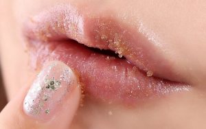 Trước khi trang điểm môi cần tẩy tế bào chết