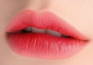Xăm môi có đau không còn dựa theo kỹ thuật xăm