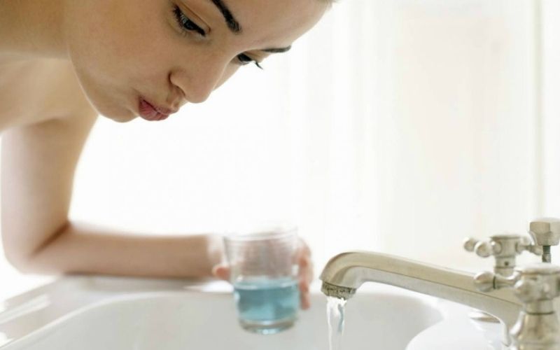 Sau khi phun môi nên hạn chế tác động đến răng miệng