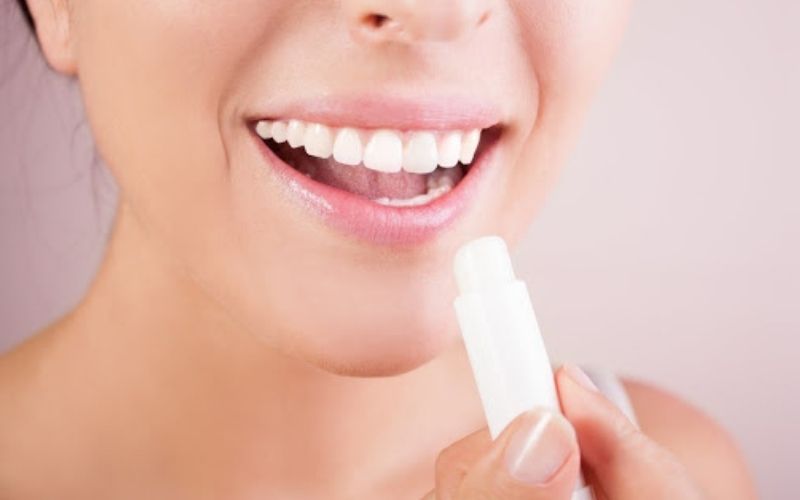 Sau khi phun môi nên dưỡng môi thường xuyên để duy trì làn môi mềm mịn