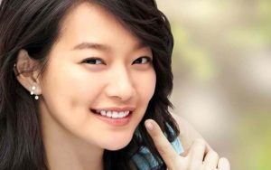 Má lúm đồng tiền bên phải tượng trưng cho sự may mắn, tài lộc