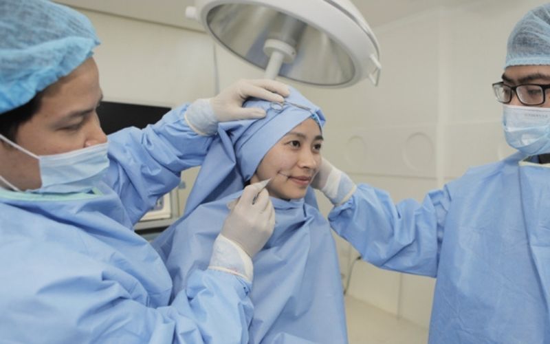 Bác sĩ thăm khám, đo vẽ chính xác vị trí đồng tiền