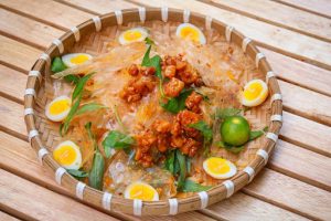 Vì sao khách hàng không nên ăn bánh tráng trộn sau xăm môi