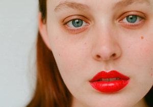 Màu cam đỏ mang đến một vẻ ngoài tươi tắn hơn