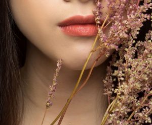 Phun môi màu hồng đất phù hợp cho làn da ngăm