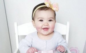 Bé cười rạng rỡ trông rất đáng yêu