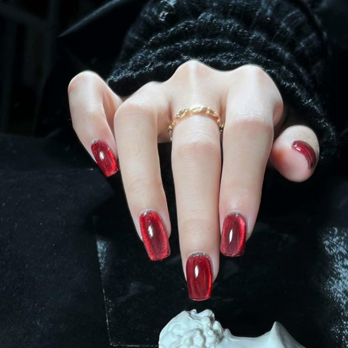 Nail mắt mèo theo tone nâu phù hợp với người có phong cách thanh lịch