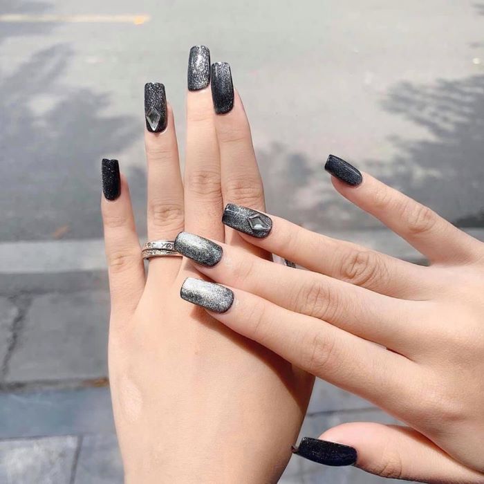 Nail mắt mèo nâu vàng giúp tôn lên vẻ đẹp tươi sáng cho đôi tay