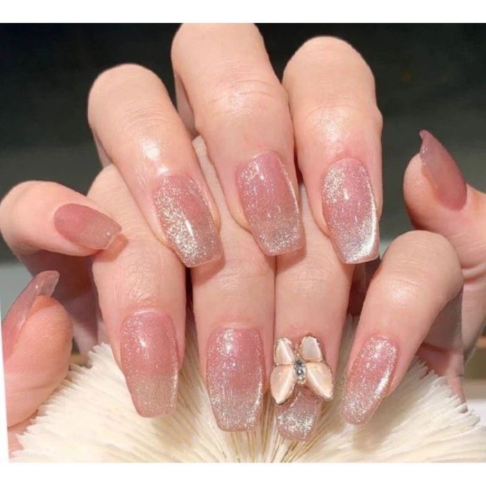 Nail kiểu mắt mèo hồng góp phần tôn lên làn da cho chị em phụ nữ