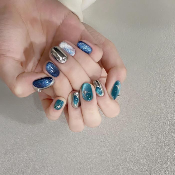 Bộ nail phối hợp nhiều màu khác nhau tạo ra vẻ ngoài trẻ trung