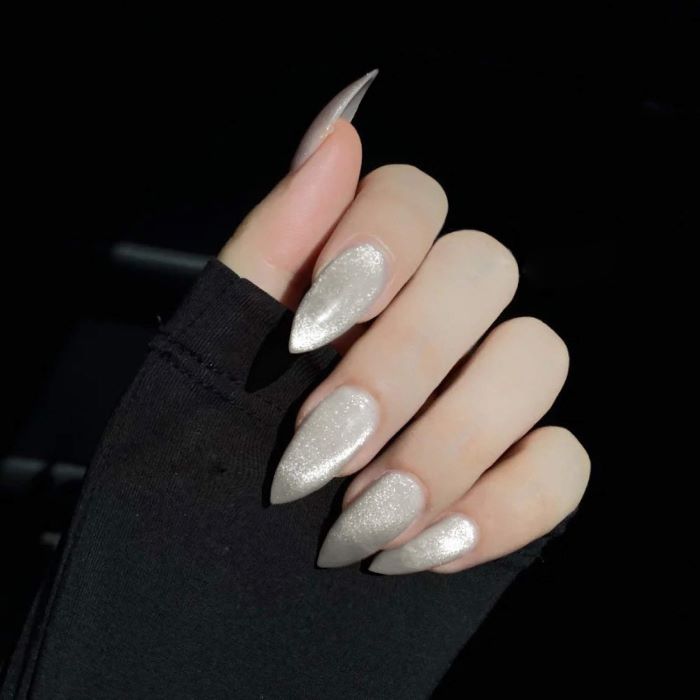 Nail kiểu mắt mèo xanh lam có thể đính thêm đá để tạo điểm nhấn