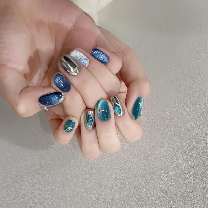 Nail kiểu mắt mèo xanh lá mang hơi thở tươi trẻ và thời thượng
