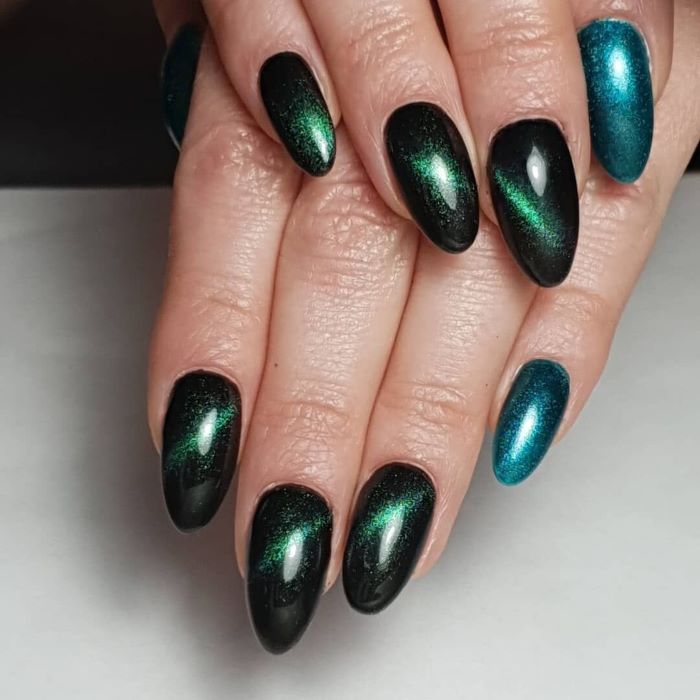 Nail kiểu mắt mèo theo tone đen huyền bí và cuốn hút