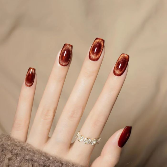 Tone màu bạc kết hợp hiệu ứng mắt mèo tạo ra vẻ đẹp độc đáo