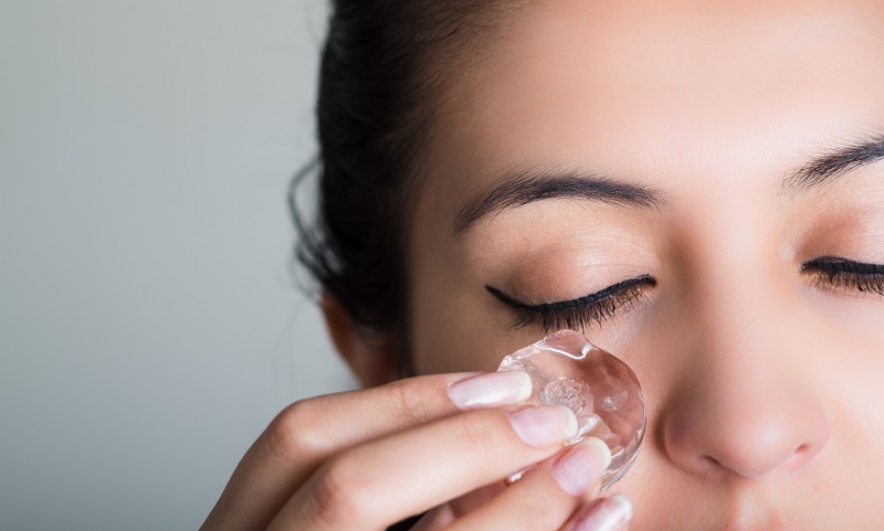 Chườm đá thúc đẩy quá trình lưu thông máu giảm bọng mắt và quầng thâm