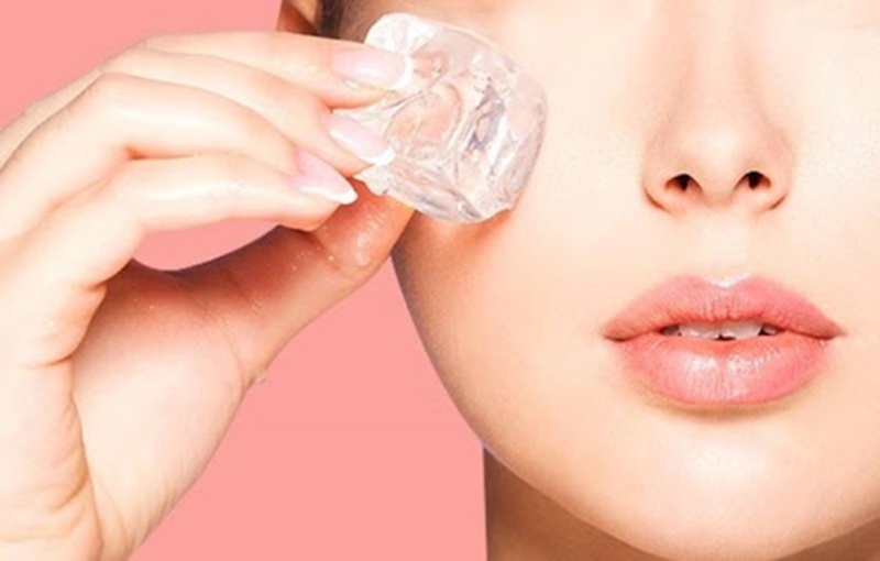 Loại bỏ bụi bẩn và các tế bào chết trên da bằng phương pháp chườm đá