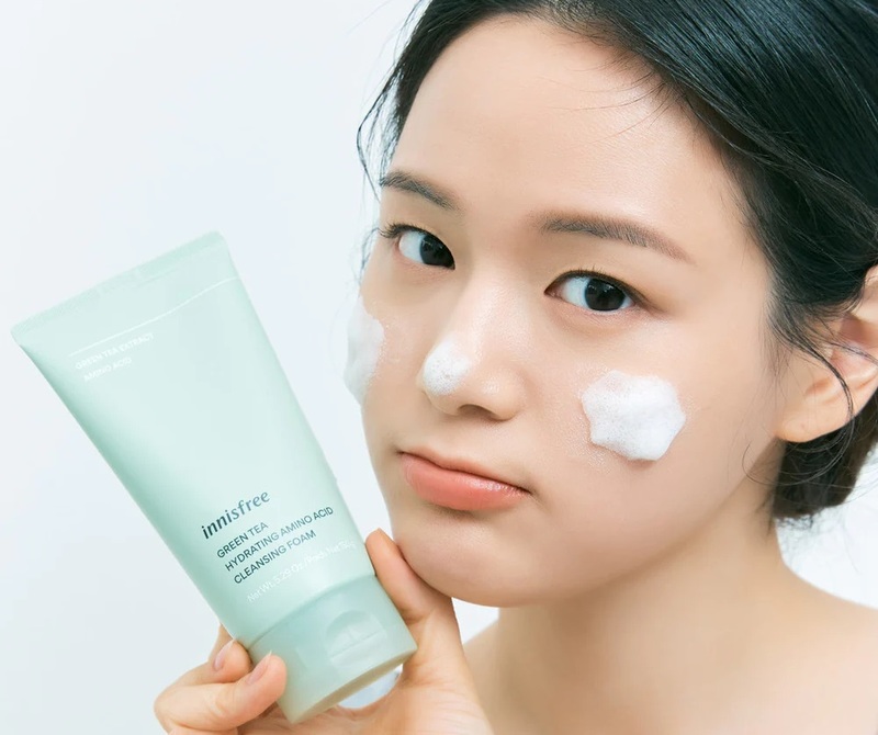 Trộn dầu oliu cùng sữa rửa mặt để làm sạch da hiệu quả hơn