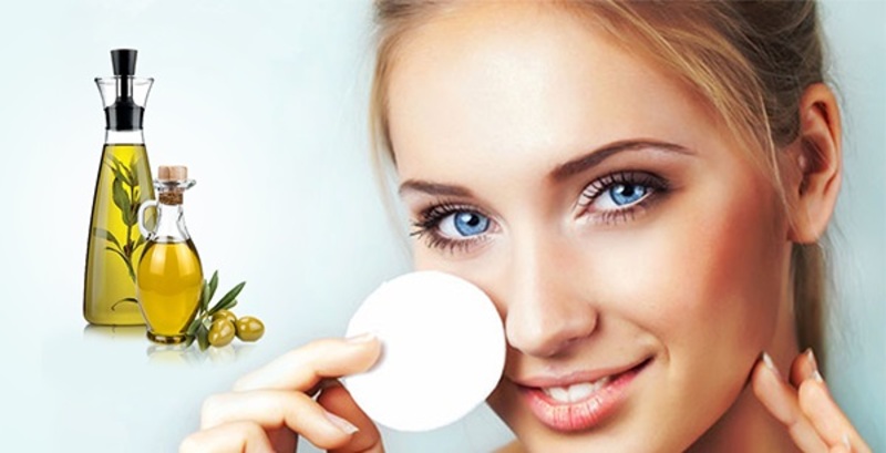 Dùng dầu oliu để vừa vệ sinh da và dưỡng ẩm là cách đơn giản giúp da mềm mịn và căng bóng