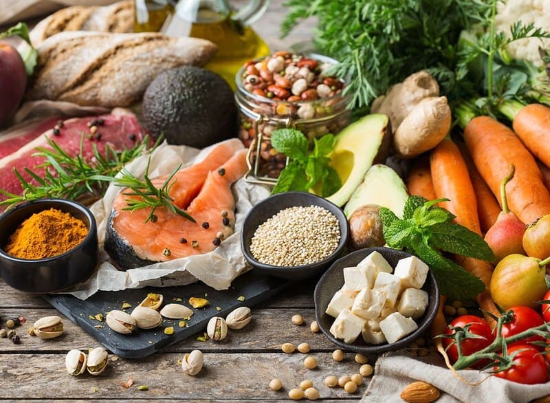 Ăn nhiều rau củ và hoa quả để cung cấp cho cơ thể lượng vitamin và khoáng chất cần thiết