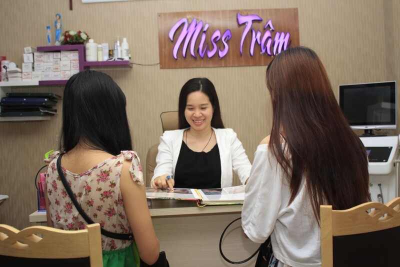Nhân viên đang tư vấn nhiệt tình cho khách về chất lượng dịch vụ của công ty