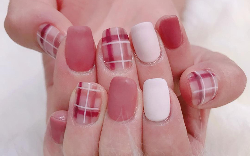   Đây là mẫu nail được nhiều chị em công sở Hàn Quốc lựa chọn