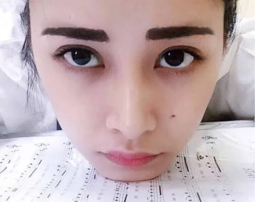 Nguyên nhân nào làm xăm chân mày lên màu kém?