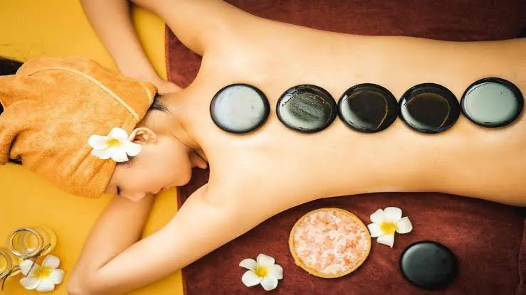 Tổn thương da, bệnh da liễu cấp có thể massage đá nóng không?