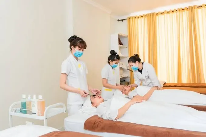 Trong khi khách ở spa, nhân viên phải thực hiện những bước nào để đảm bảo an toàn và hài lòng?
