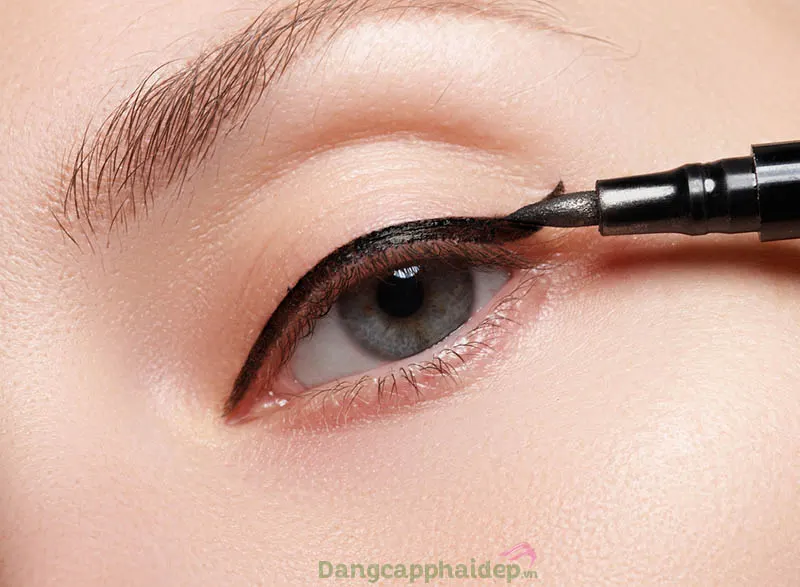 Tại sao kẻ mắt nước lại bị lem?