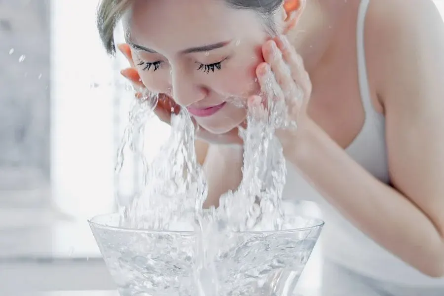 Tại sao da dễ tổn thương sau khi nặn mụn?