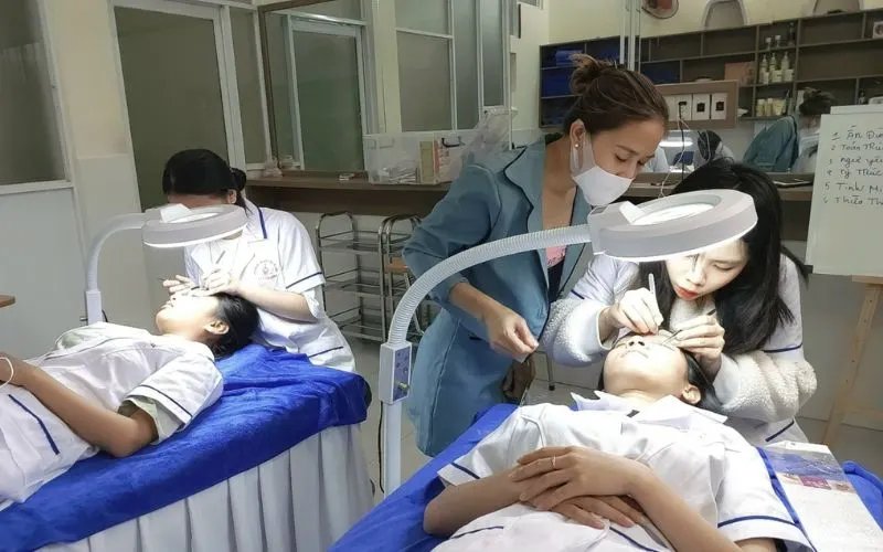 Tự mở tiệm nối mi hoặc làm tại nhà