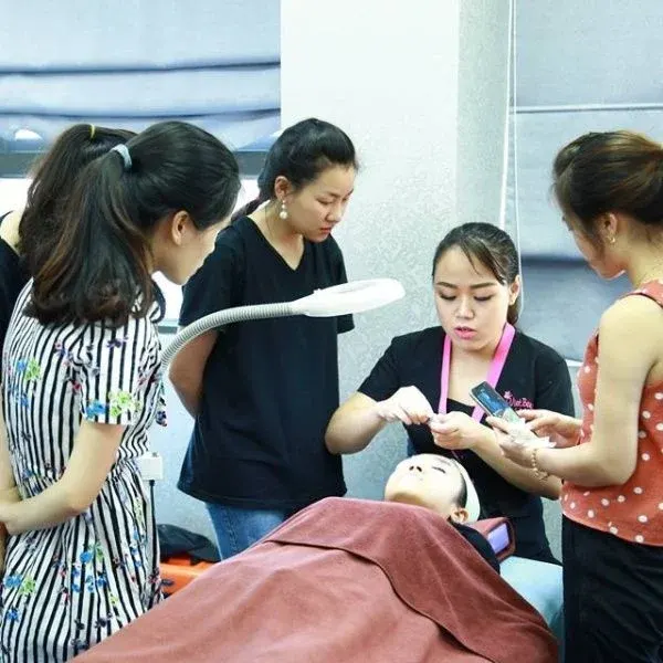 Làm thợ nối mi tại salon chuyên gia
