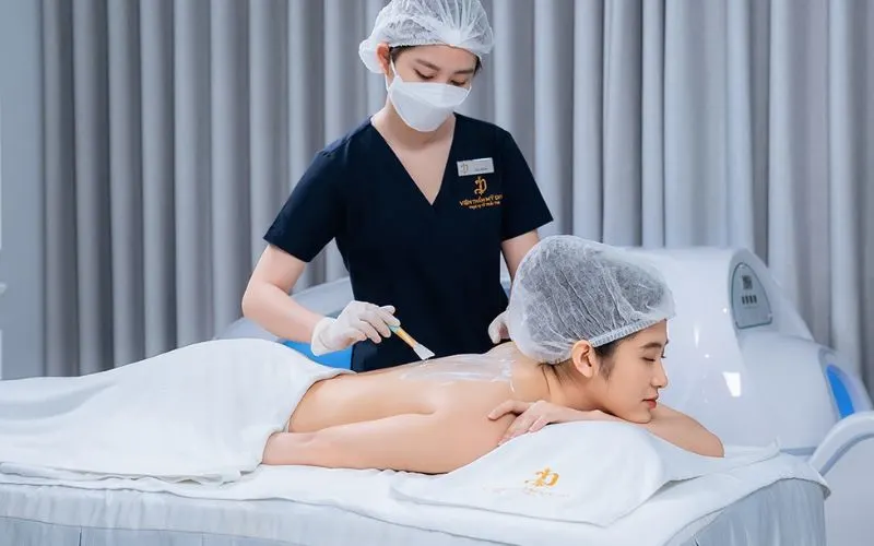 Cần hỏi những gì về phản ứng phụ và cách chăm sóc sau dịch vụ?