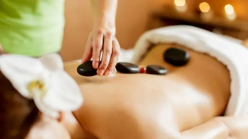 Bệnh tim mạch, huyết áp cao có phù hợp với massage đá nóng?