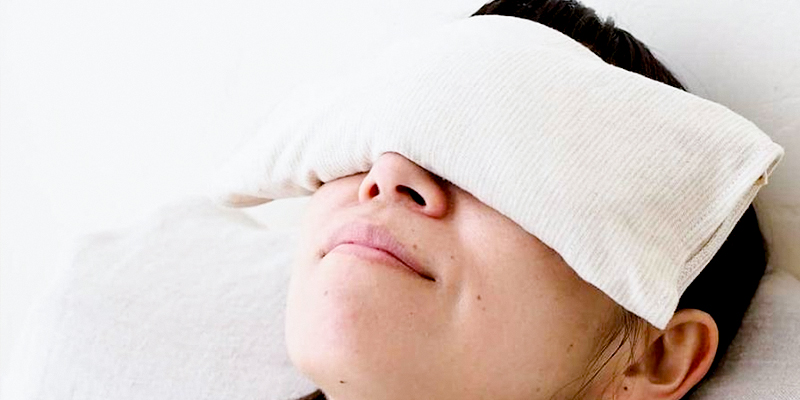 Chườm lạnh giúp mắt giảm sưng sau cắt mí