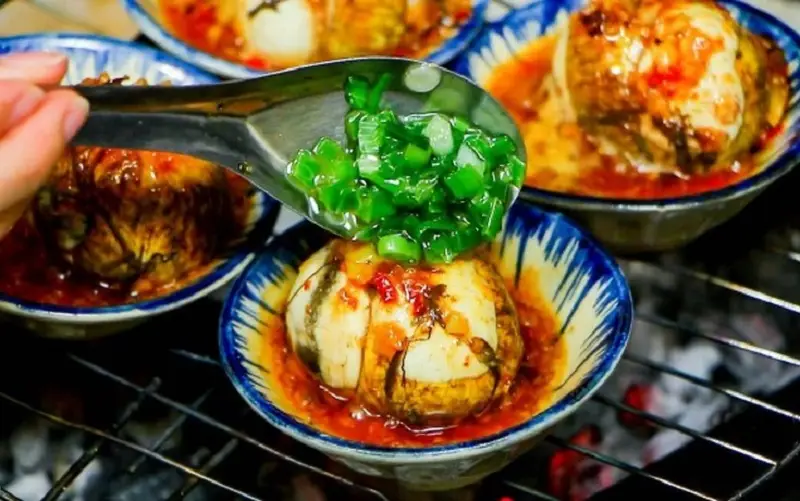Trứng vịt lộn cũng phải kiêng giống như trứng gà, vì cả hai đều chứa hàm lượng protein cao