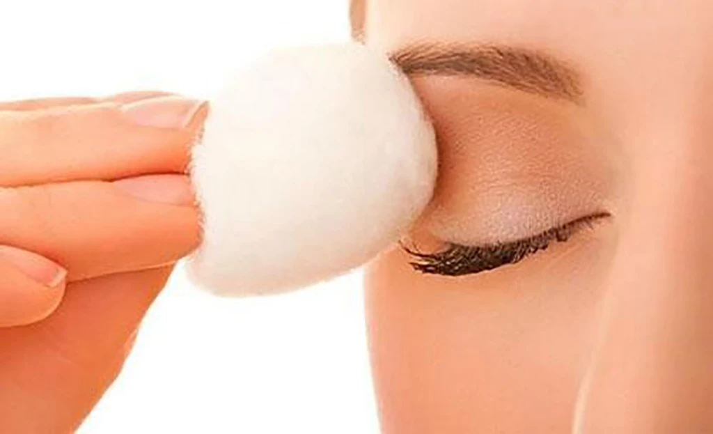 Vệ sinh vết cắt mí để giảm thiểu bị sẹo trên mắt