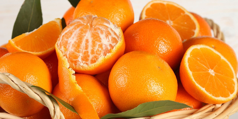 Cam, quýt, bưởi là nhóm quả họ cam tự nhiên giàu vitamin C và flavonoid, một chất chống oxy hóa khác giúp tăng sức đề kháng và giảm bầm tím