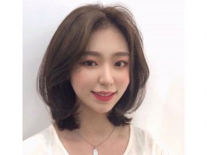 Tóc layer hai mái nữ mặt tròn trán cao mang vẻ đẹp quyến rũ và hiện đại cho chị em