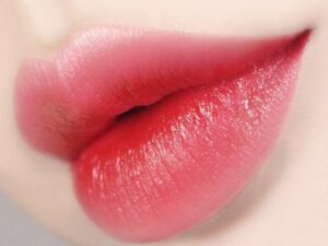 Phun môi đỏ hồng đào căng mọng, tươi tắn và mang đến vẻ đẹp vô cùng tươi tắn cho chị em