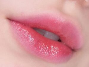 Phun môi pha lê phù hợp với đối tượng có đôi môi khô, thâm và mỏng