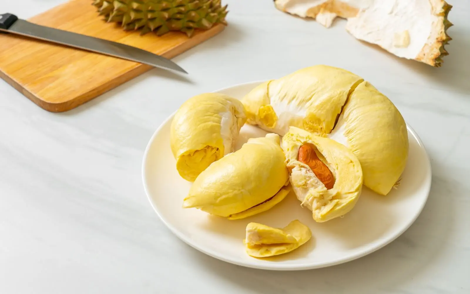 Xăm môi ăn sầu riêng được không và kiêng bao lâu?